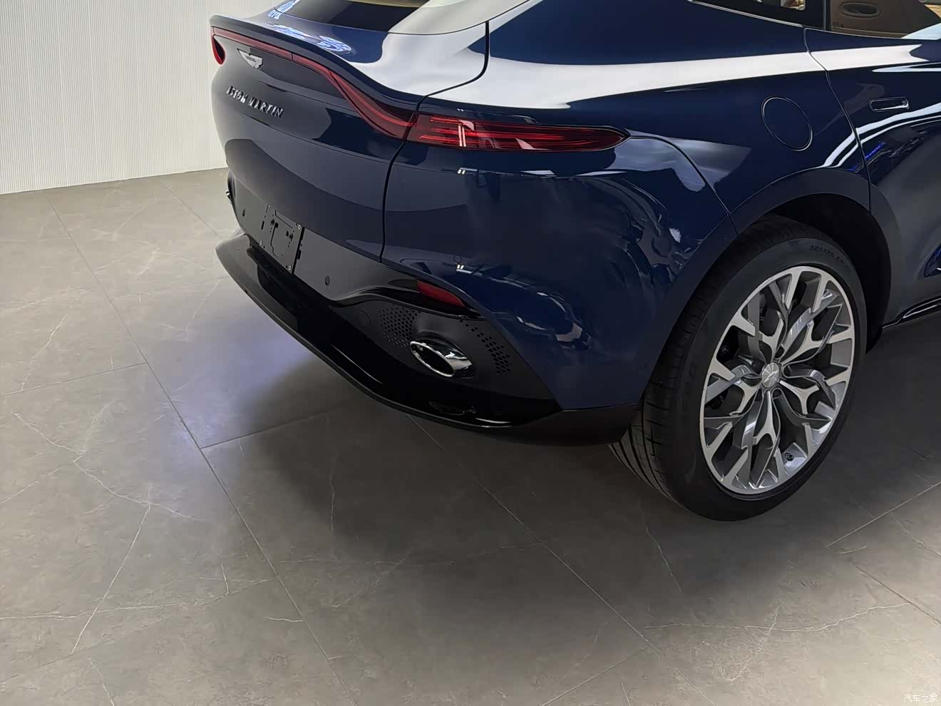 Aston Martin DBX, 1900 11