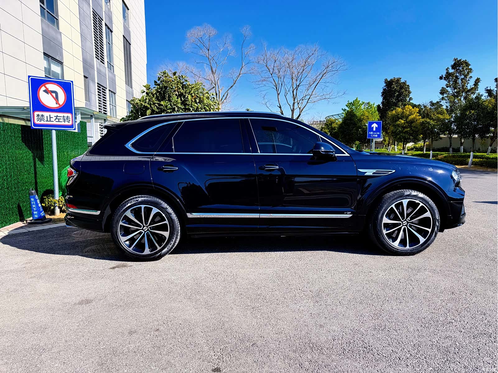 Bentley Bentayga, 2021 8