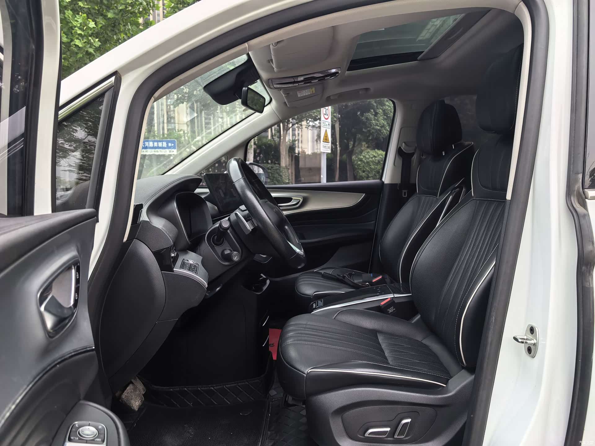 Roewe iMAX8, 2021 7