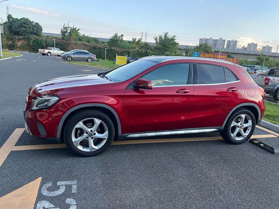 Mercedes-Benz GLA Mercedes-Benz GLA