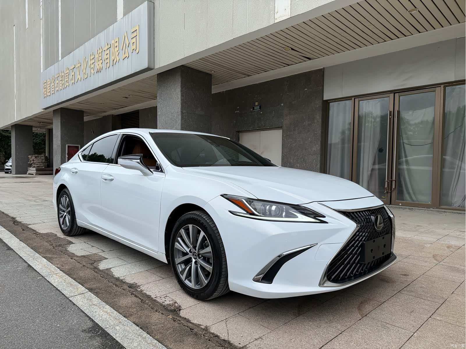 Lexus ES, 2019 3
