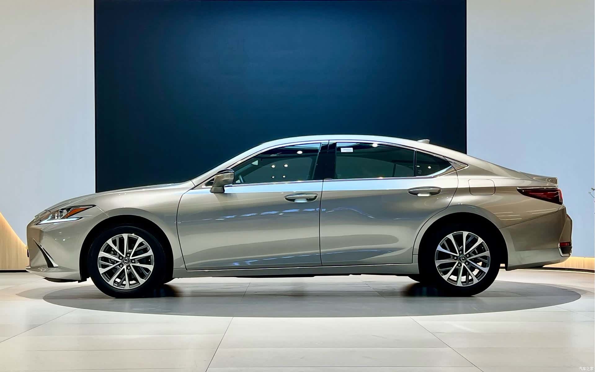 Lexus ES, 2024 4