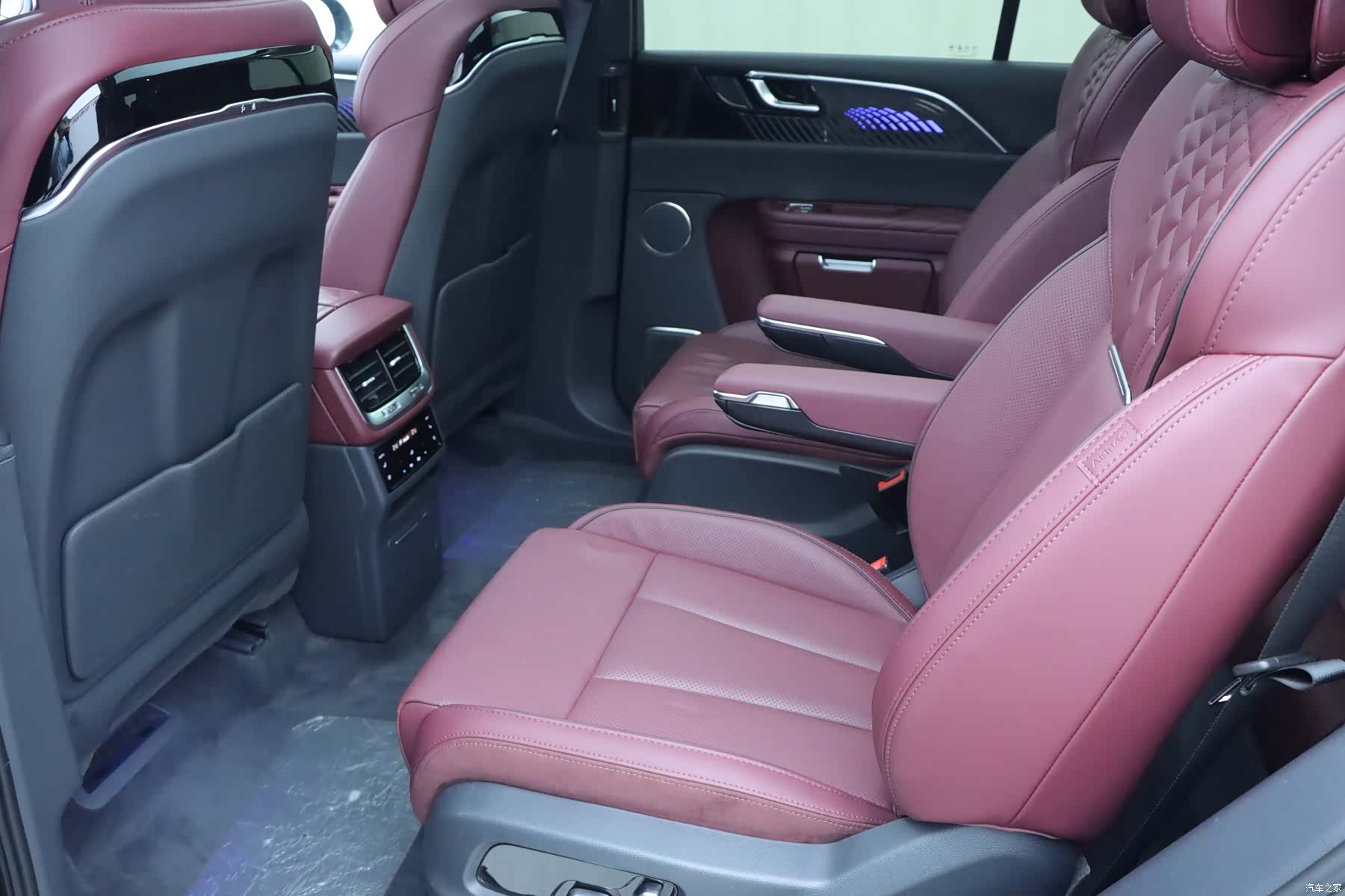 Hongqi E-HS9, 2023 12