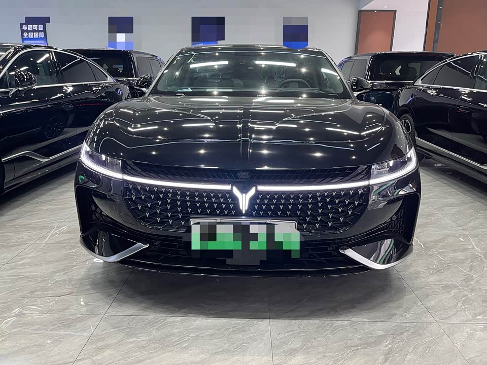 VOYAH Lantu chasing light