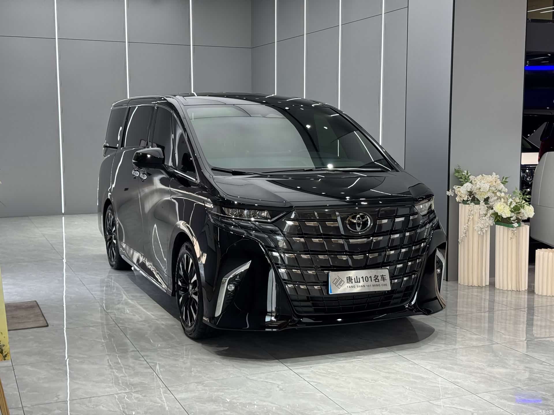 Toyota Alphard, 2025 3