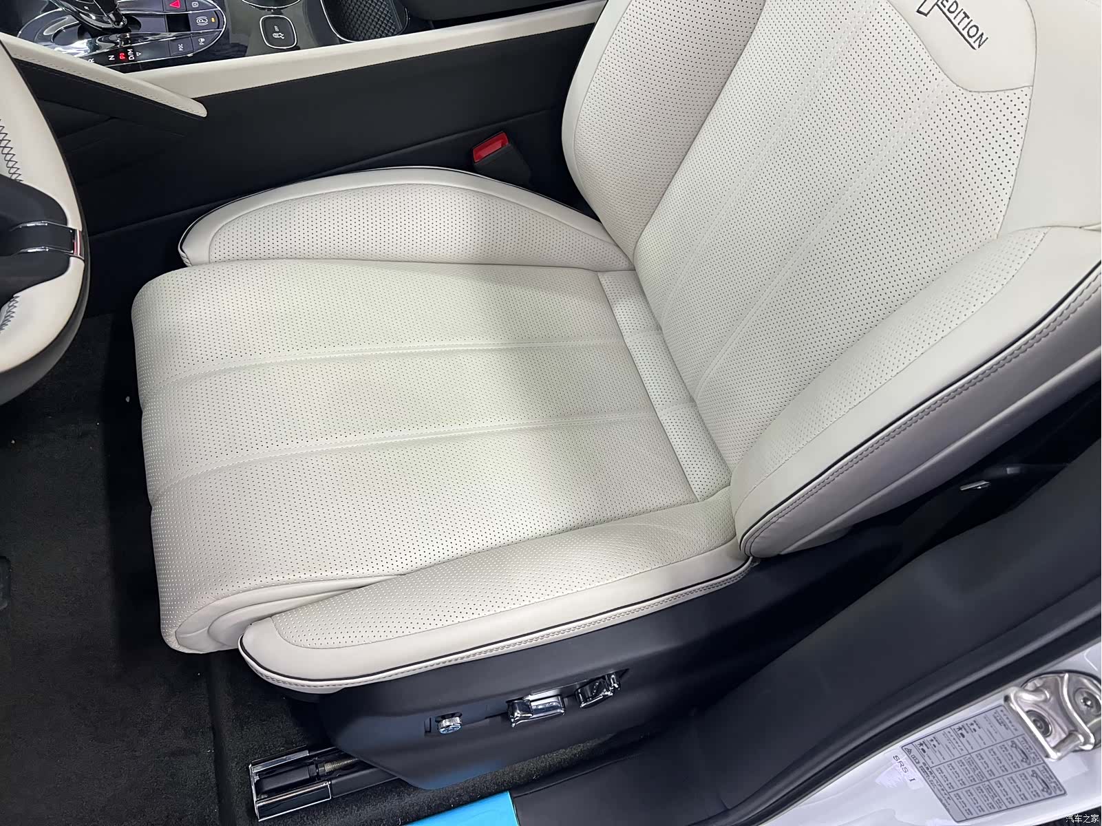 Bentley Bentayga, 2024 11