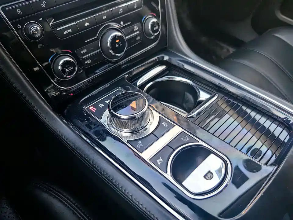 Jaguar XJ Jaguar XJ