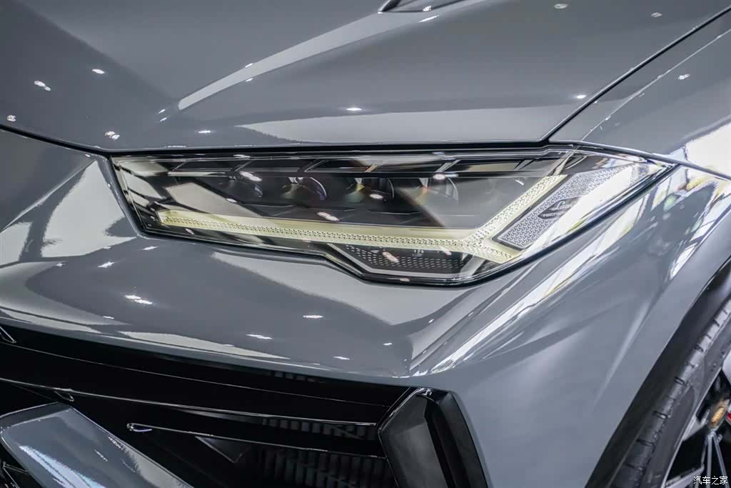 Lamborghini Urus, 2024 3