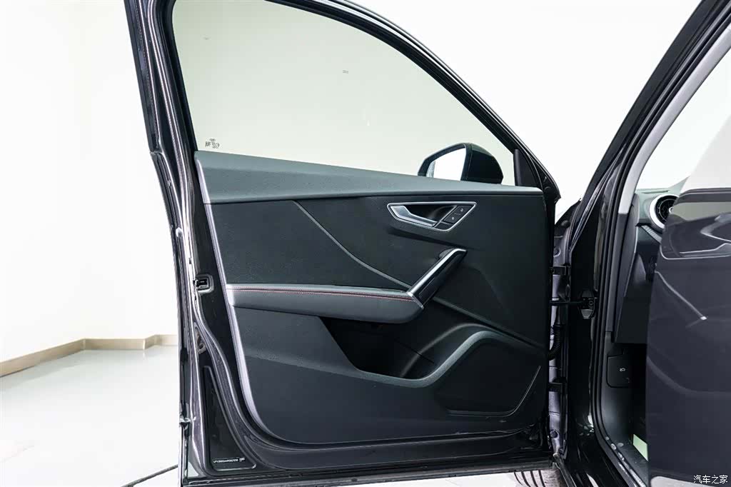 Audi Q2L, 2025 10