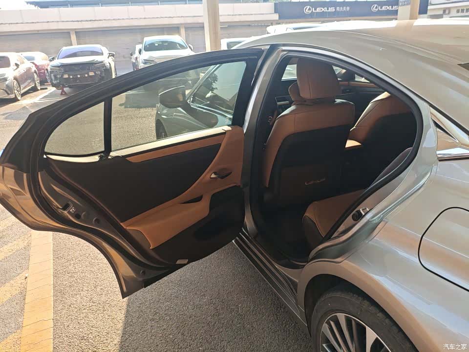 Lexus ES, 2020 4