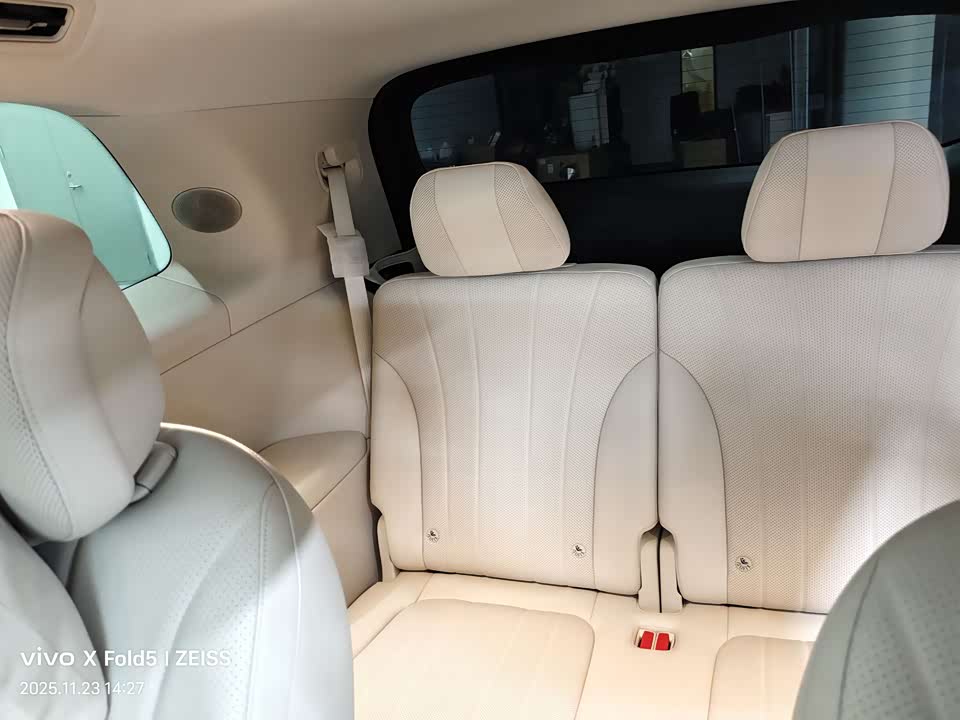 AITO Ask the world M8