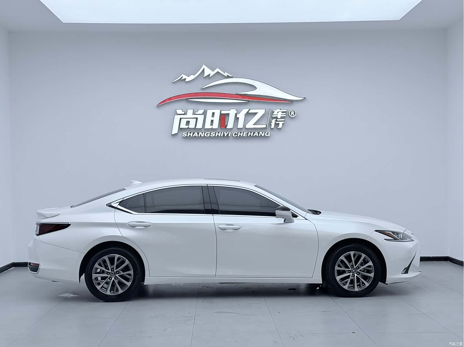 Lexus ES, 2024 4