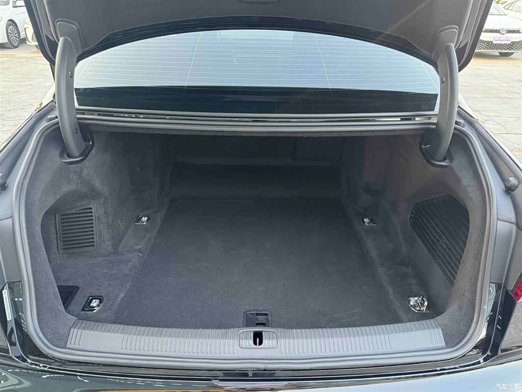 Audi A8L, 2025 11