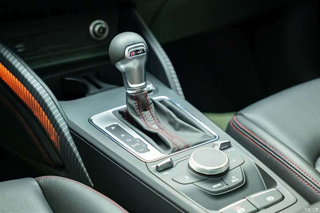 Audi Q2L, 2025 14