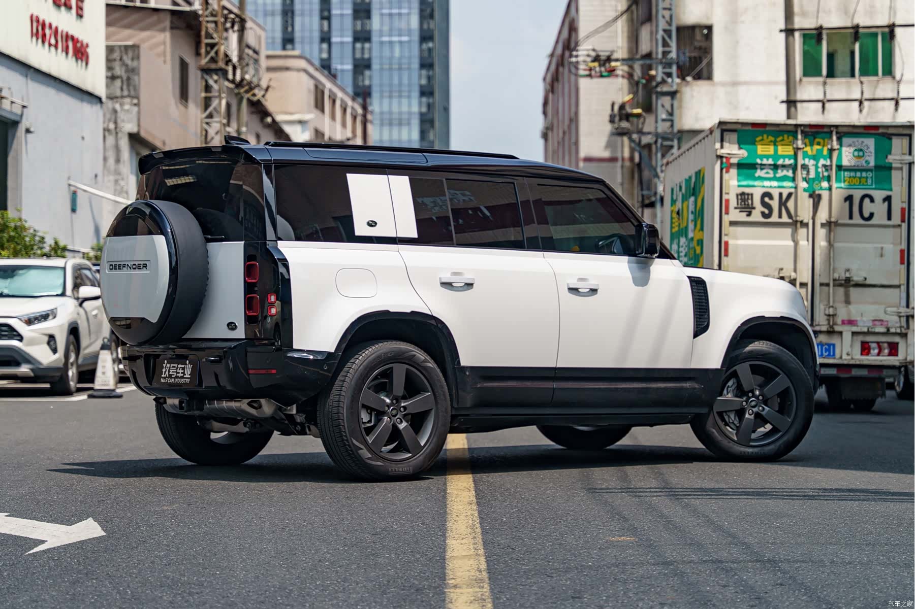 Land Rover Defender, 2023 3