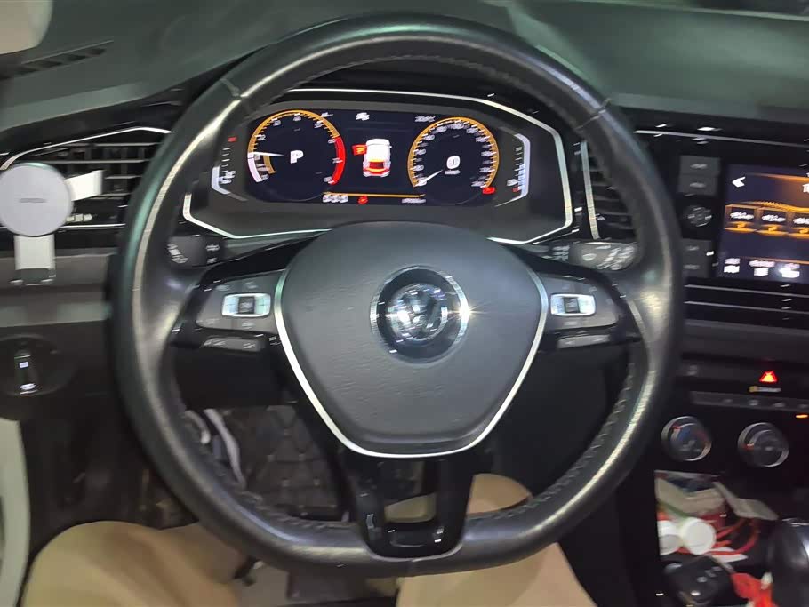 Volkswagen T-ROC exploring Songs