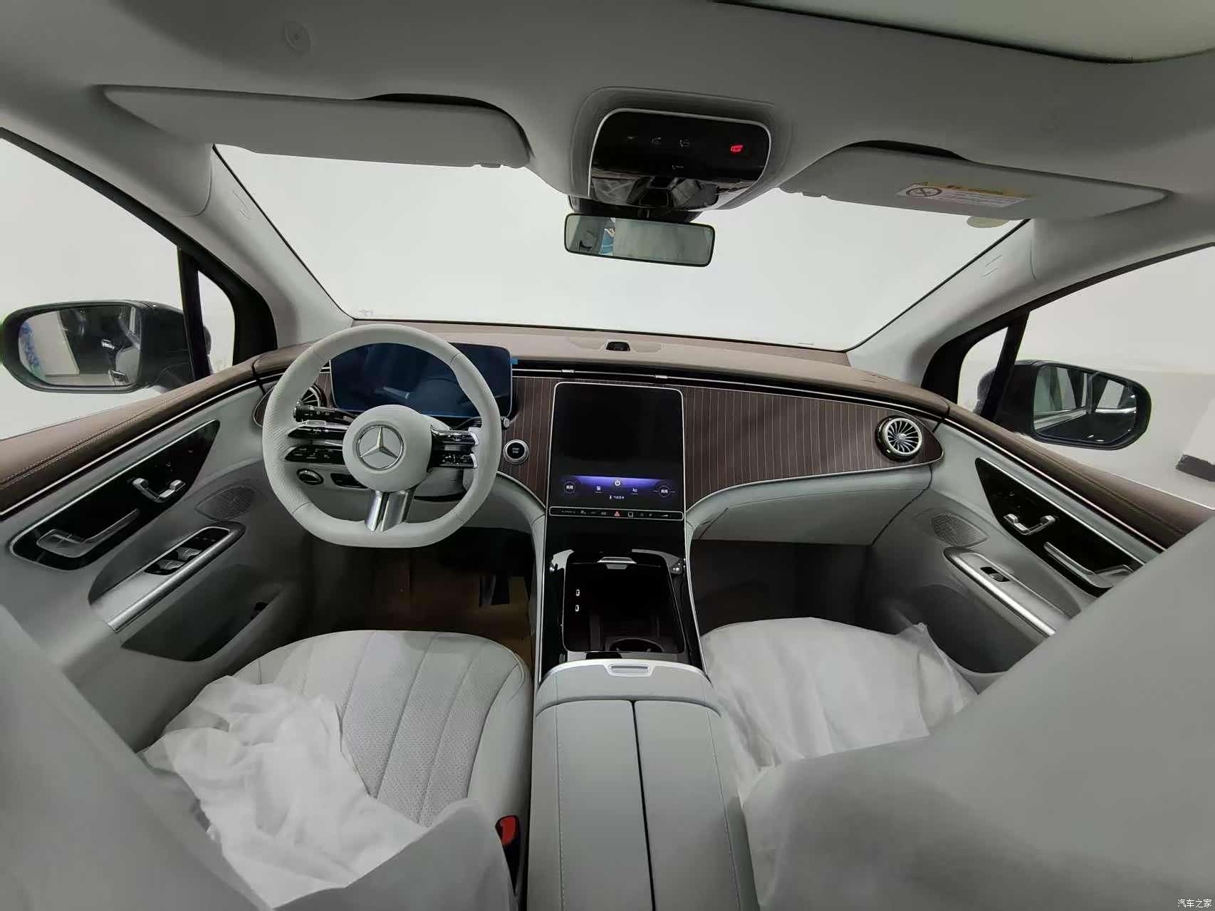 Mercedes-Benz EQE, 2025 13