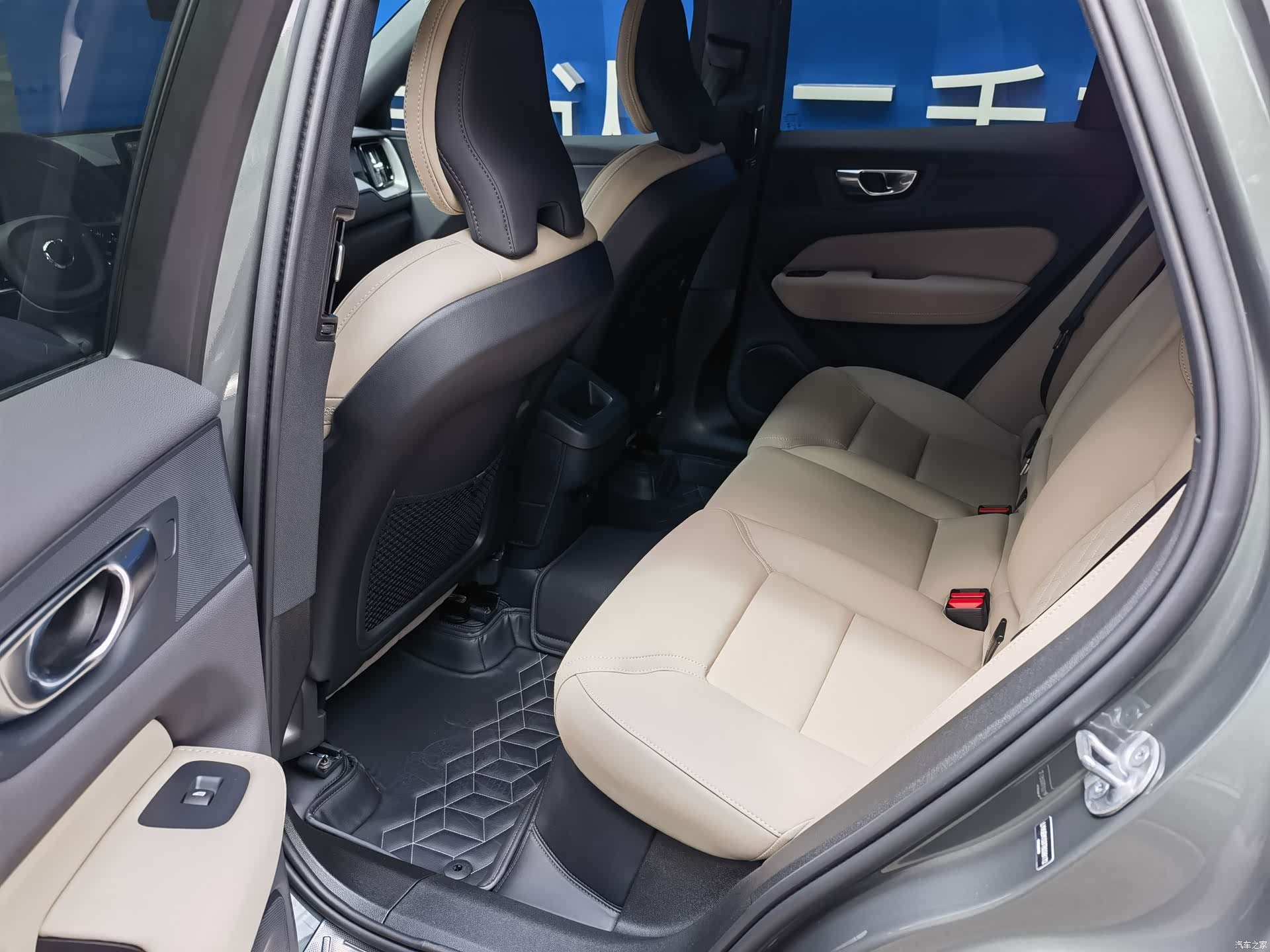 Volvo XC60, 2025 10