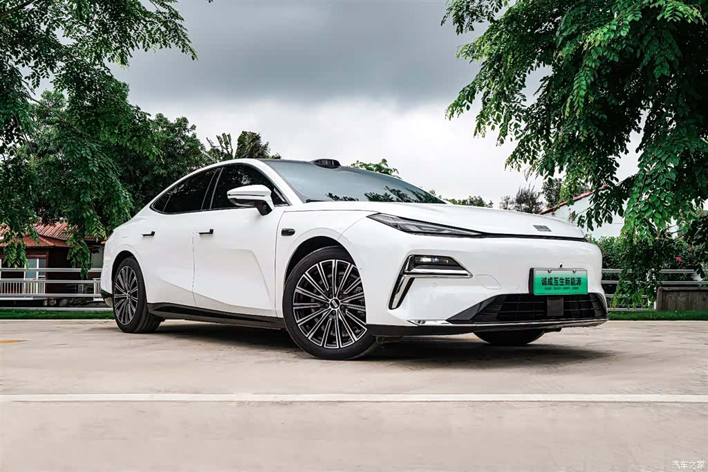 Geely 8, 2025 3