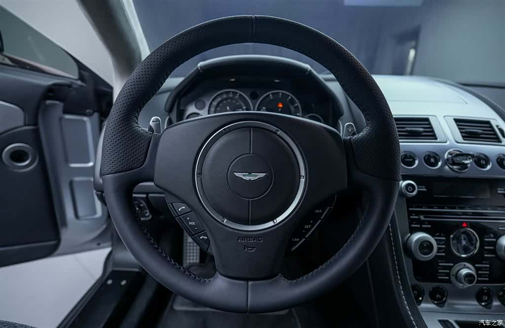 Aston Martin Vantage, 2011 10
