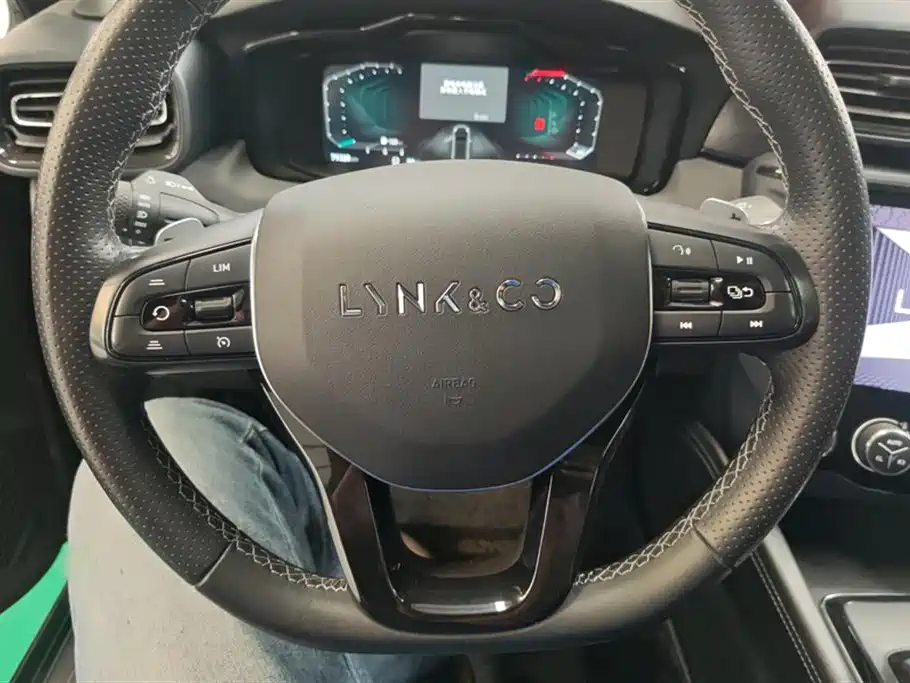 Lynk & Co 03