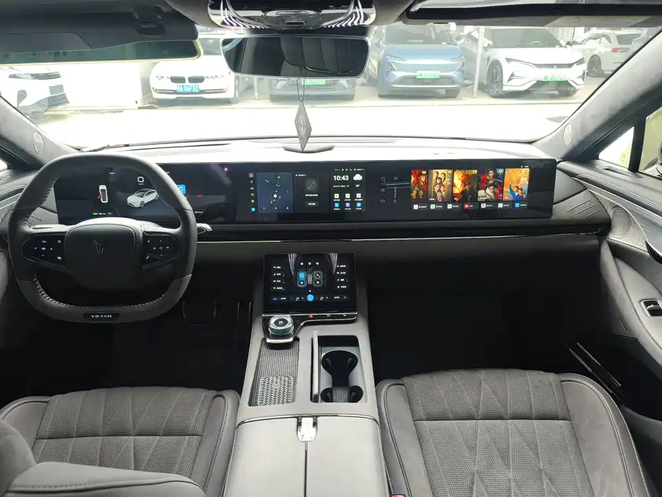 VOYAH Lantu chasing light