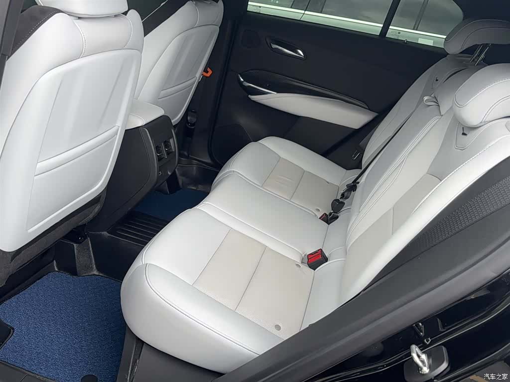 Cadillac XT4, 2025 10