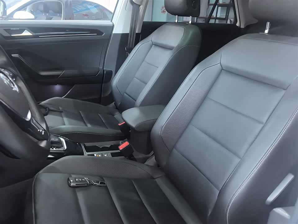 Volkswagen T-ROC exploring Songs