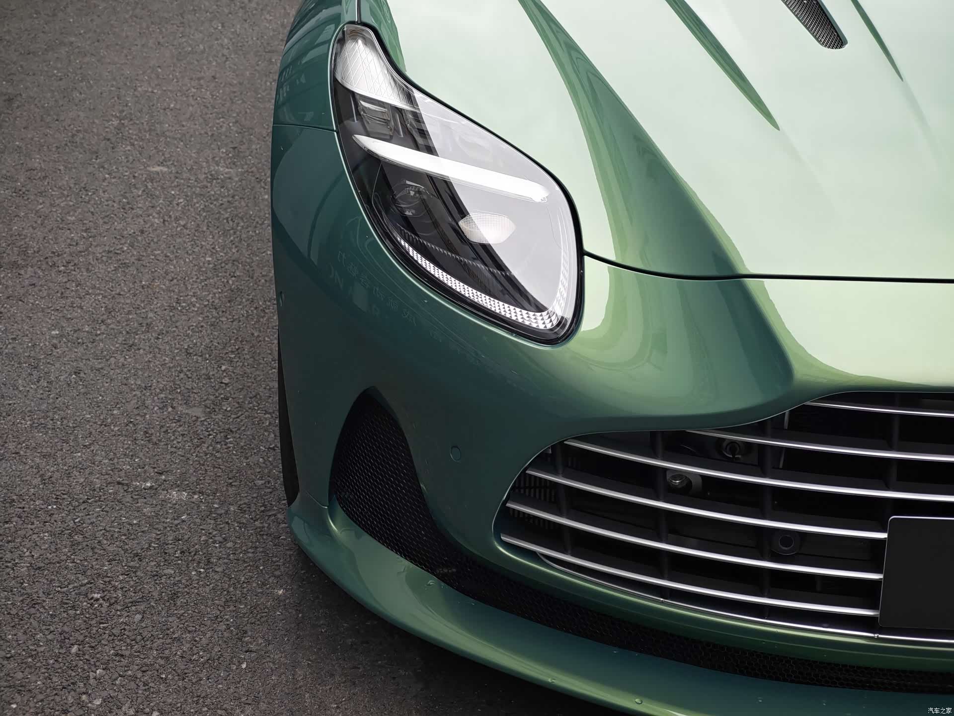 Aston Martin DB12, 1900 4