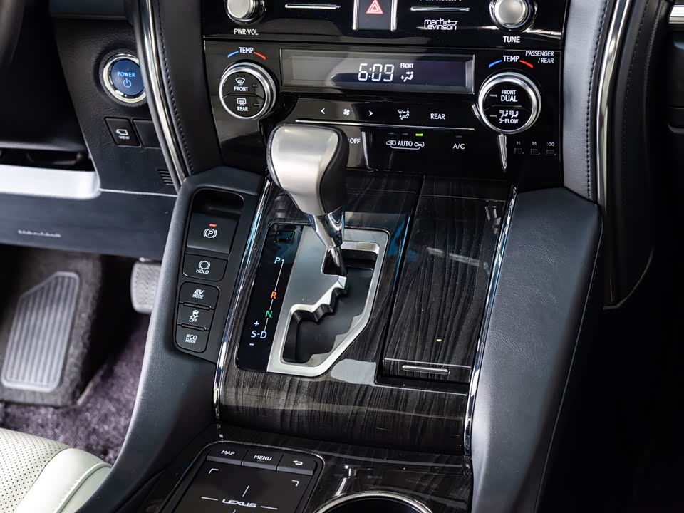 Lexus LM