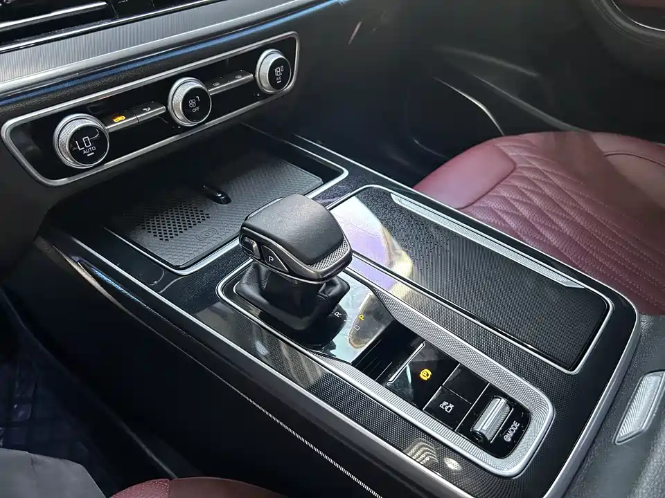 Hongqi HS5