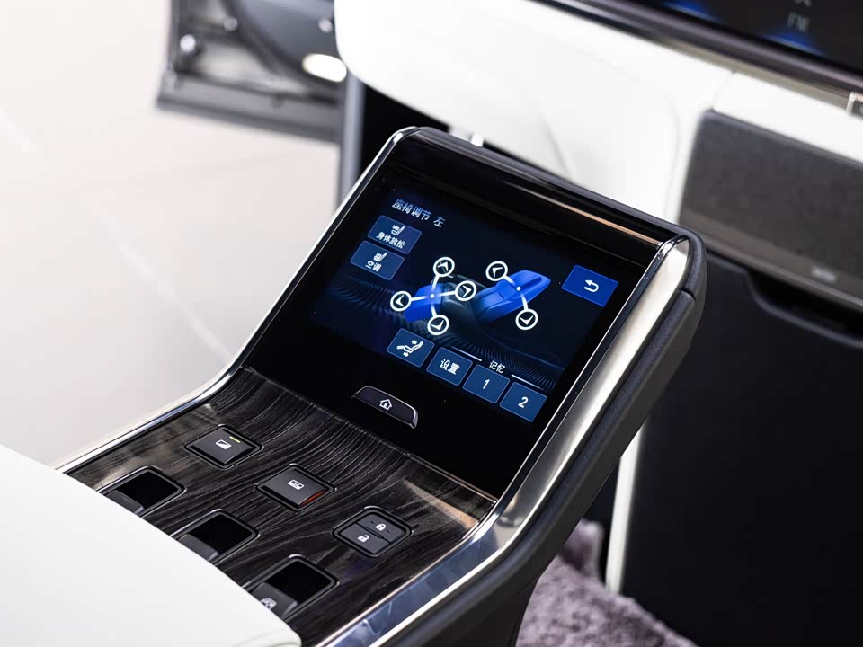 Lexus LM