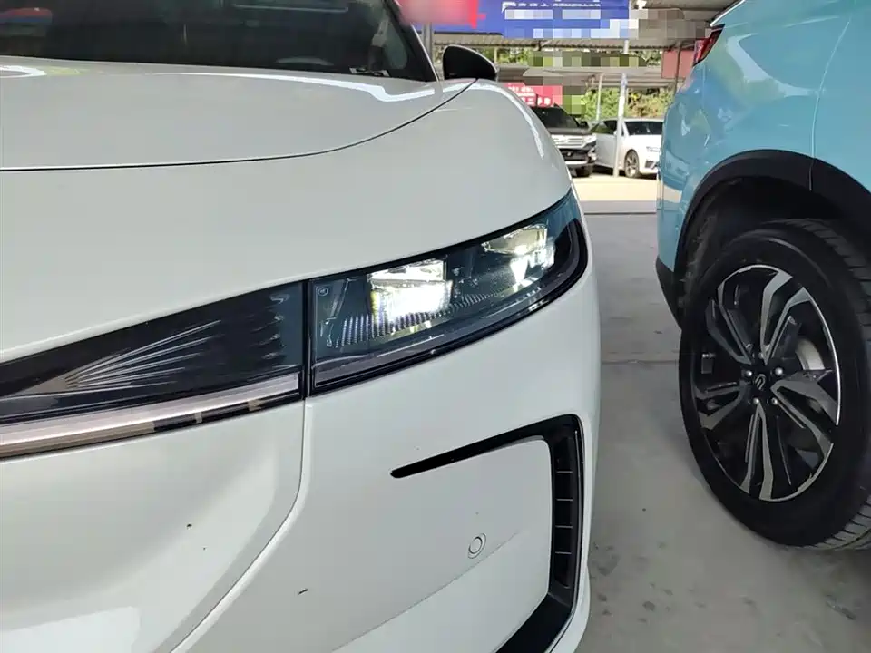 VOYAH Lantu chasing light