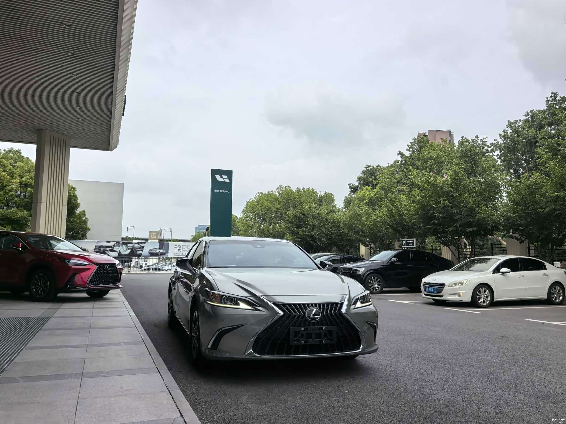 Lexus ES, 2024 3