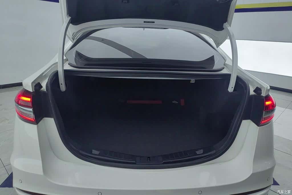 Ford Mondeo, 2021 4
