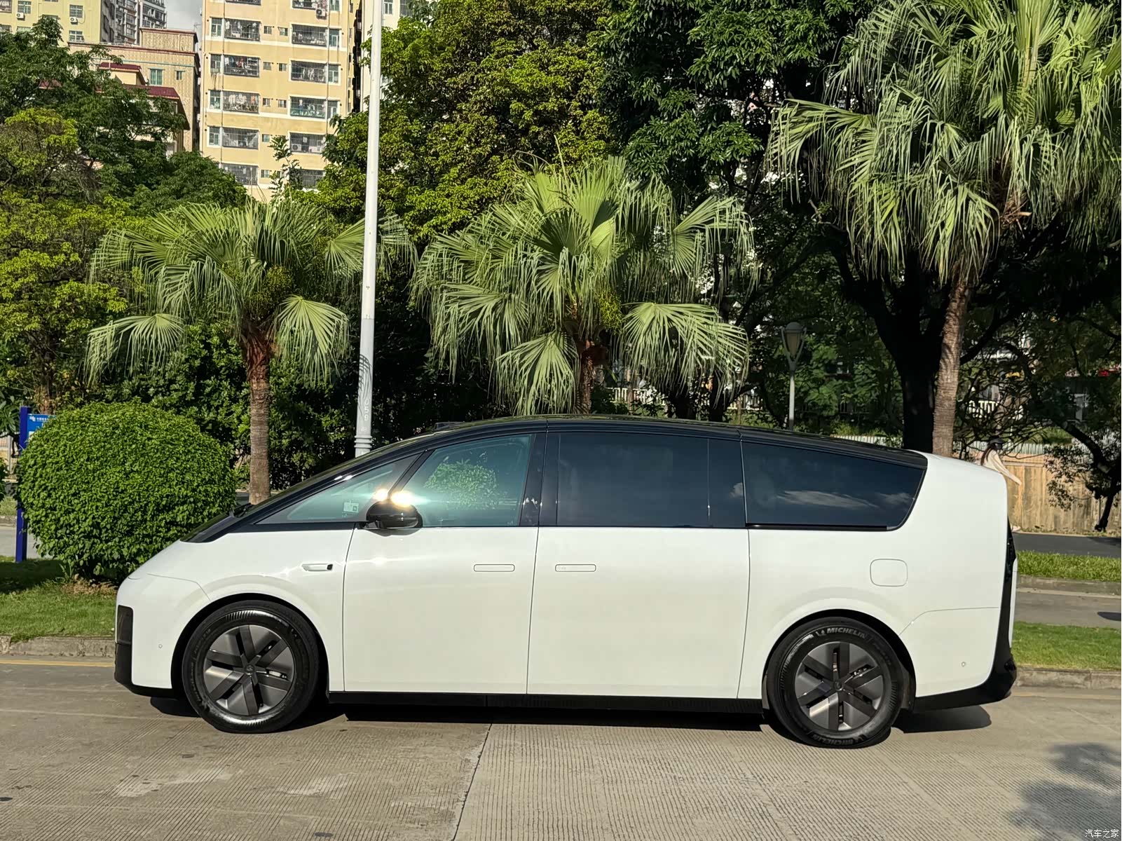 Li Auto MEGA, 2025 17