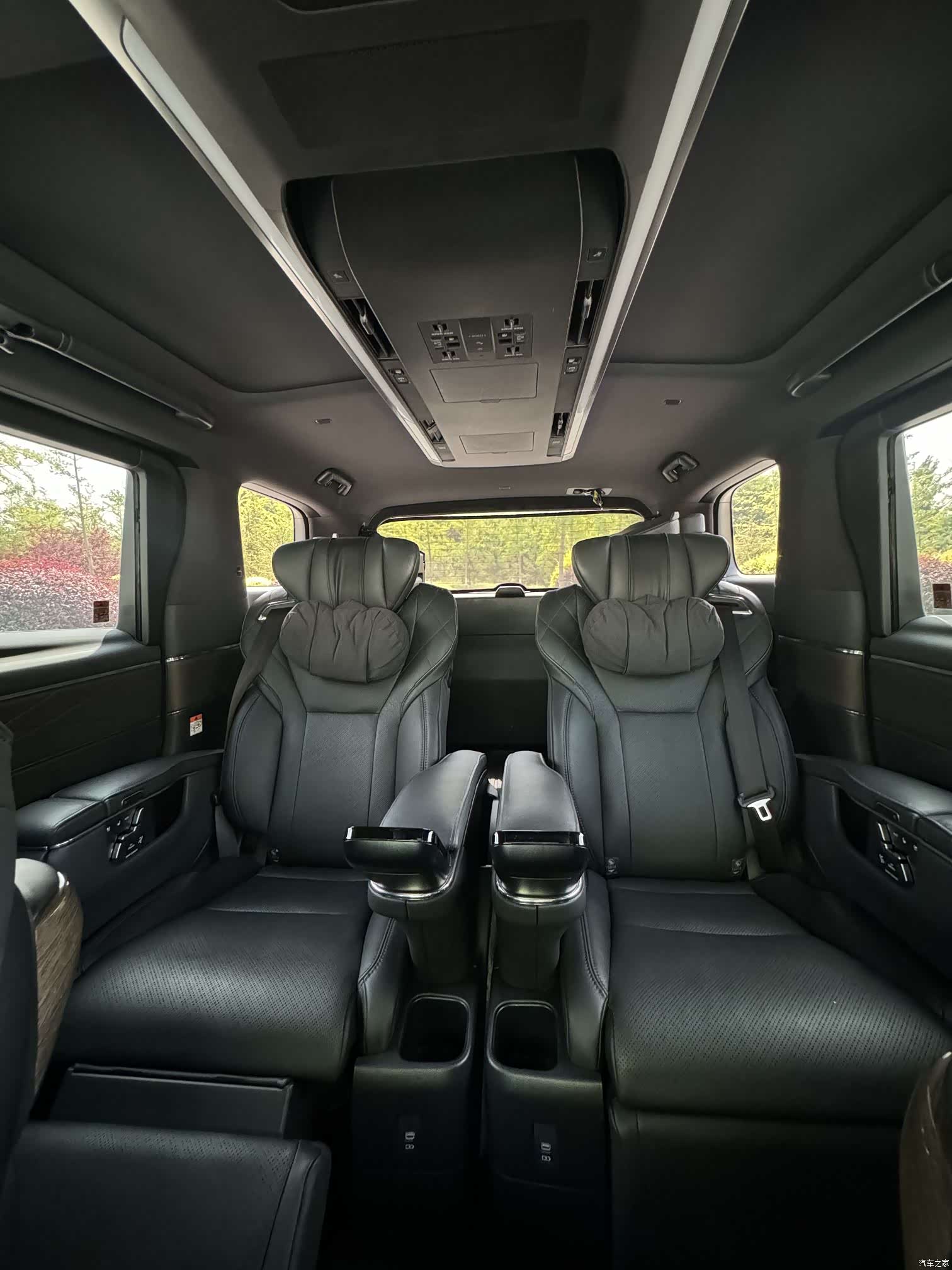 Toyota Alphard, 2024 8