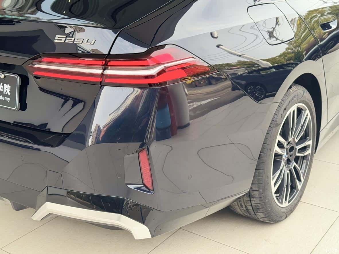 BMW 5 Series, 2026 7