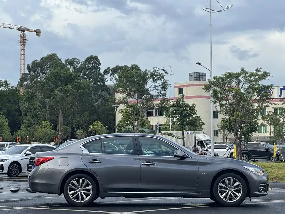 Infiniti Q50L