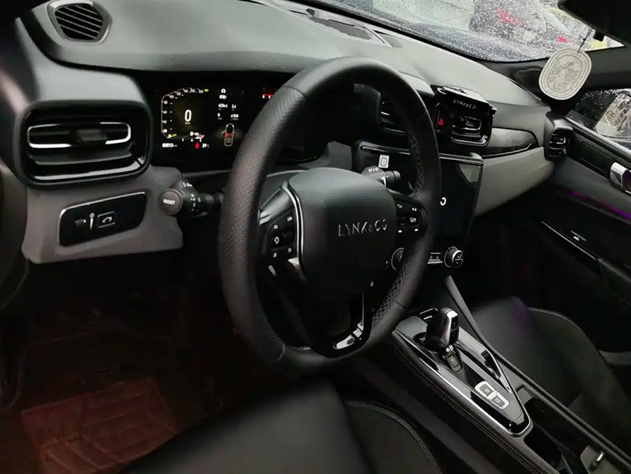 Lynk & Co 02