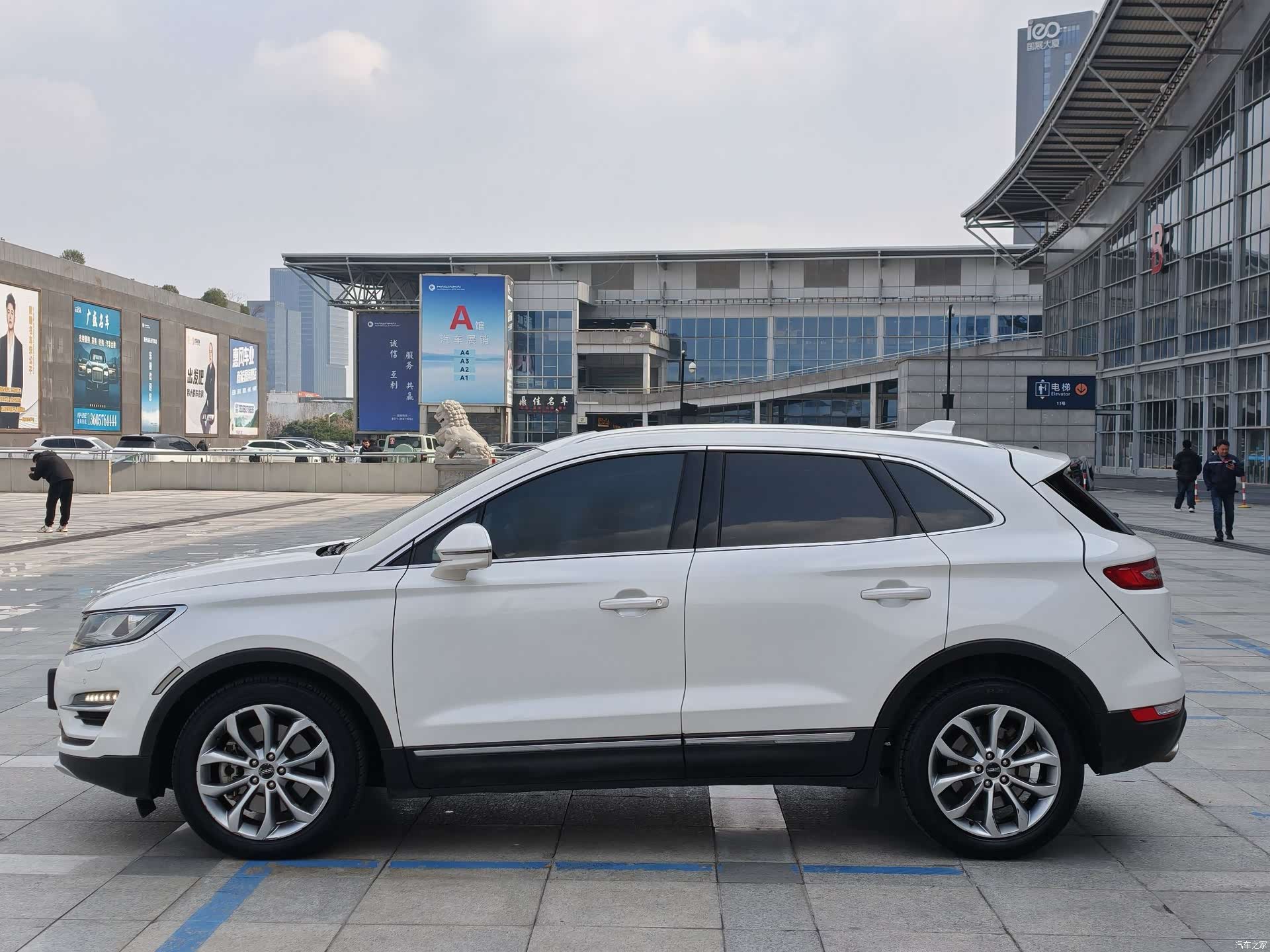 Lincoln MKC, 2017 11