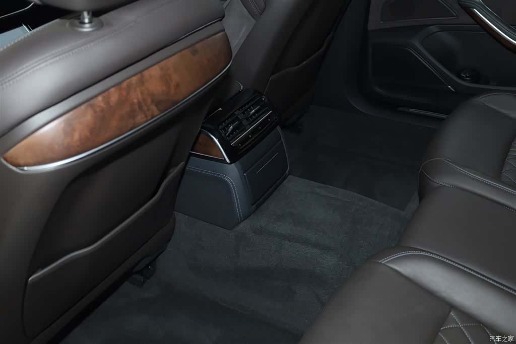 Audi A8L, 2023 25