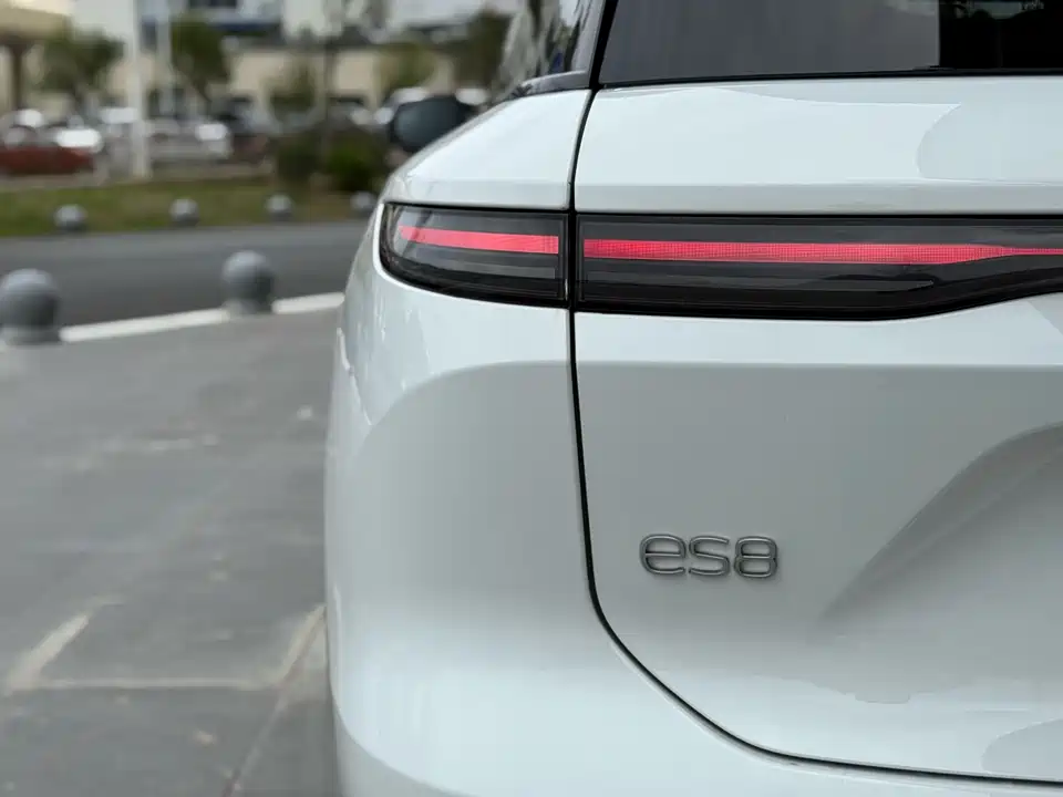 NIO ES8