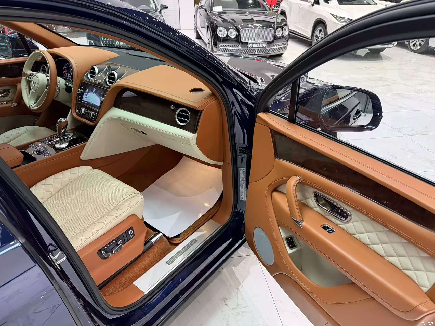 Bentley Bentayga, 2017 11
