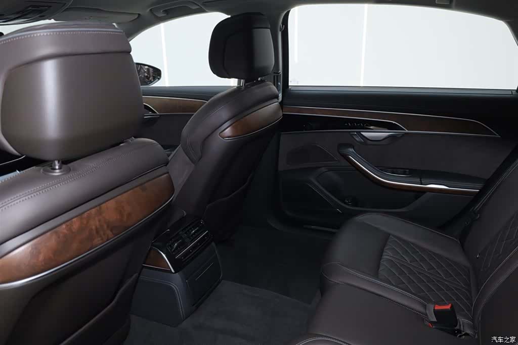 Audi A8L, 2023 26