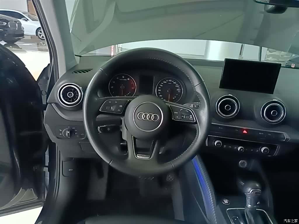 Audi Q2L, 2020 11