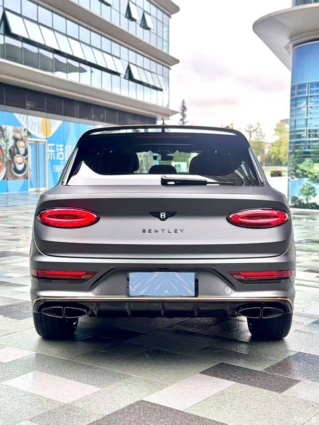 Bentley Bentayga, 2025 10
