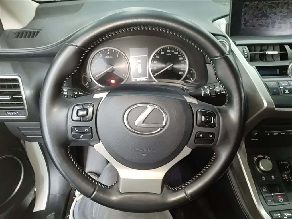 Lexus NX, 2016 11