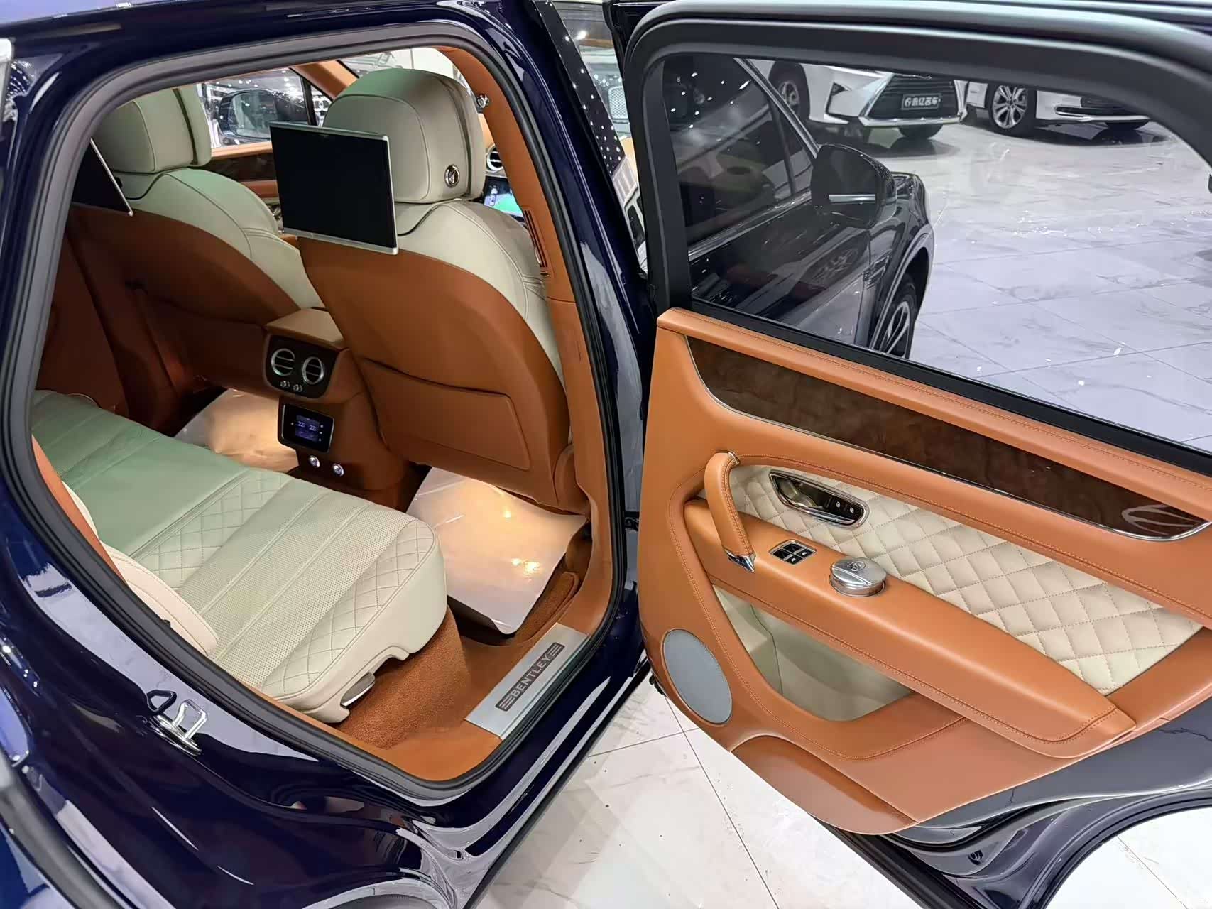 Bentley Bentayga, 2017 13