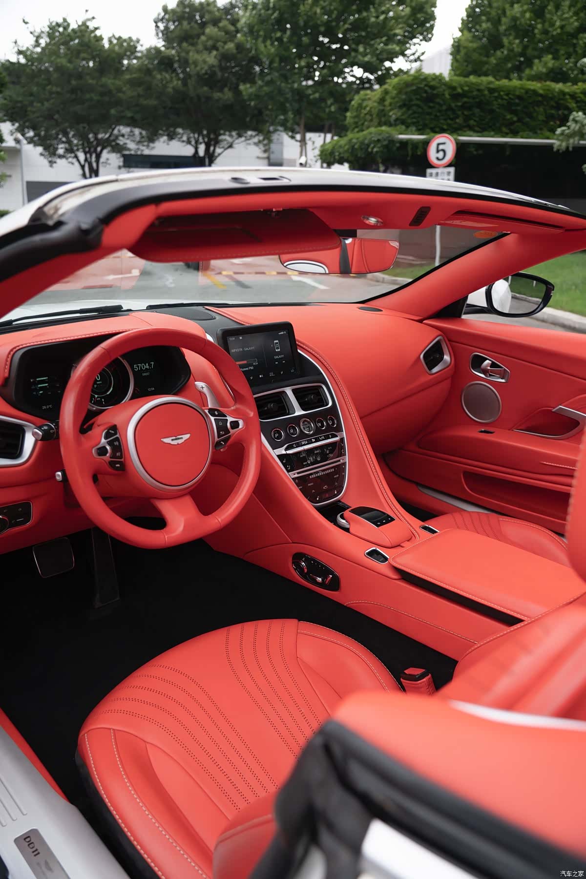 Aston Martin DB11, 2020 11